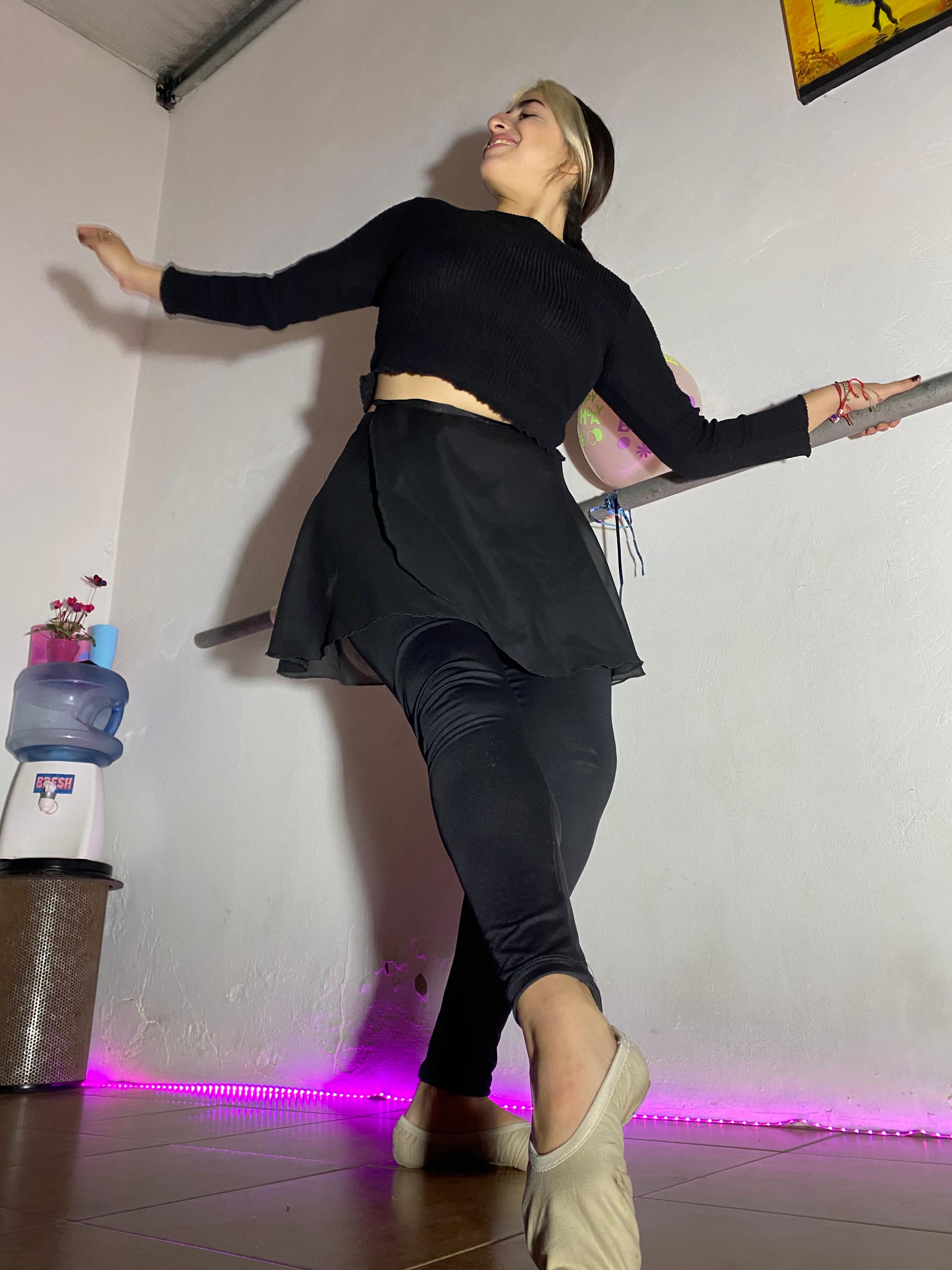 Bailarina interpretando danza clásica