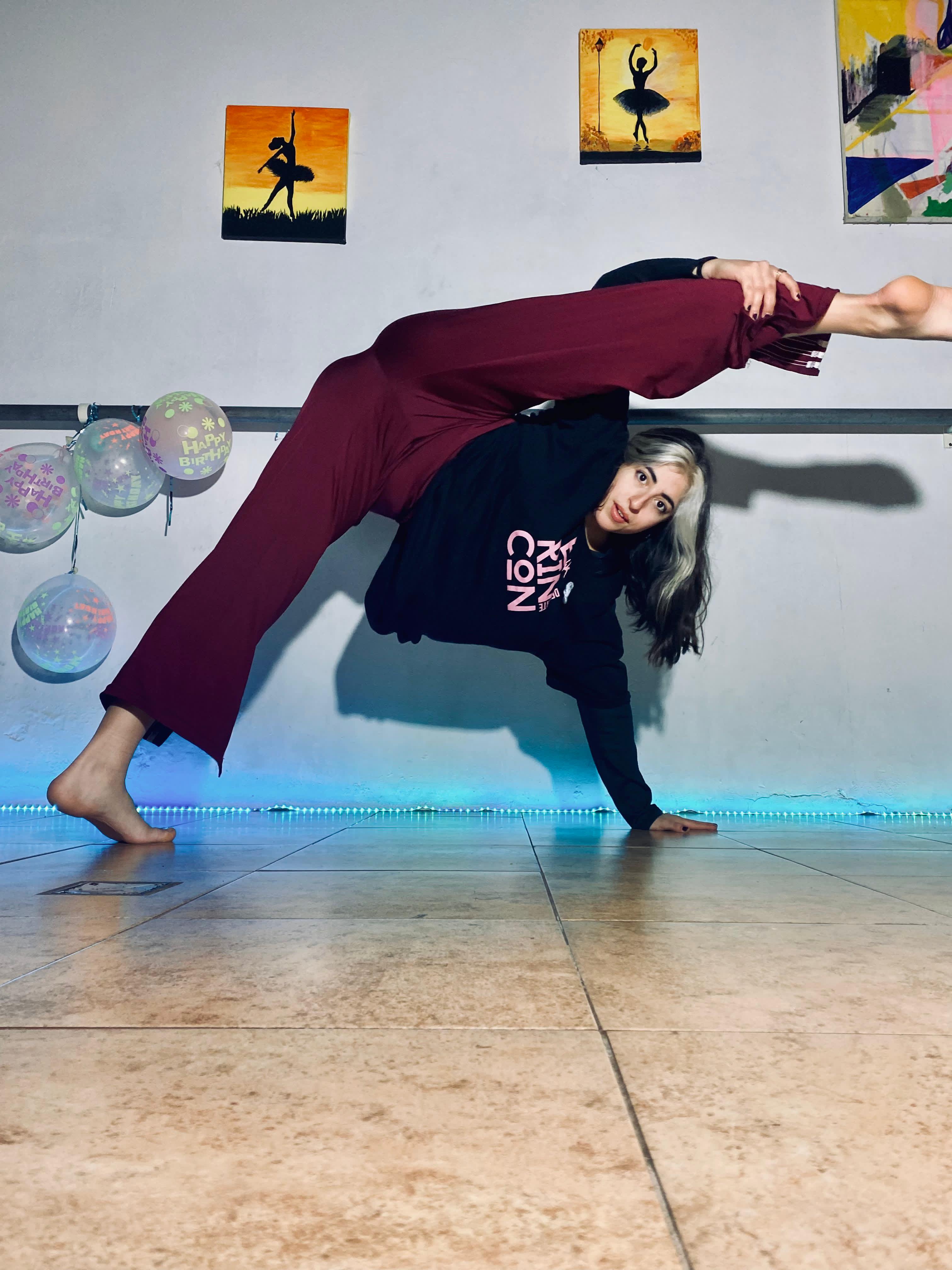 Bailarina realizando danza contemporánea