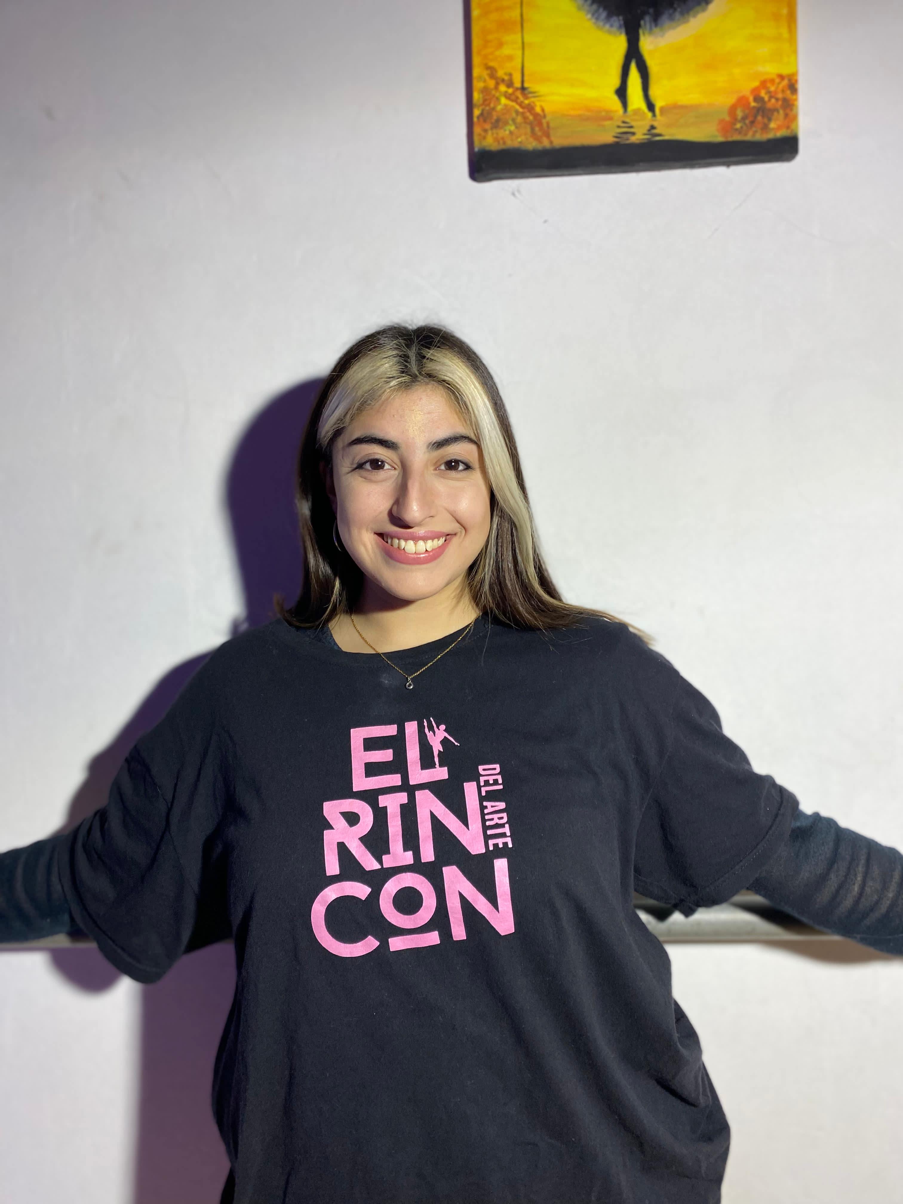 Salto coordinado de un grupo de bailarines