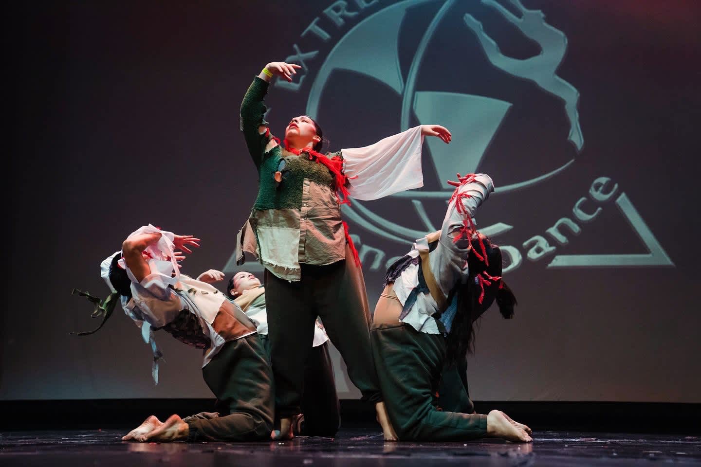 Leila Palavecino guiando a bailarinas